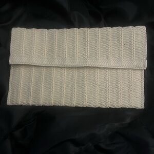 Straw clutch in like NEW condition. 😌